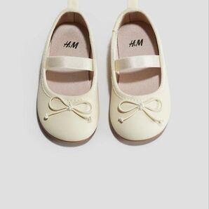H&M クリーム色 リボン付き バレエシューズ 11cm