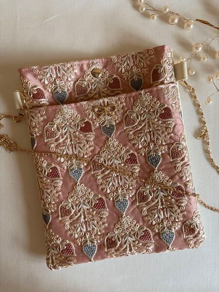 ポシェット*インド刺繍生地ショルダーバッグ*御朱印帳*フェイクレザー*文庫本*いちご柄