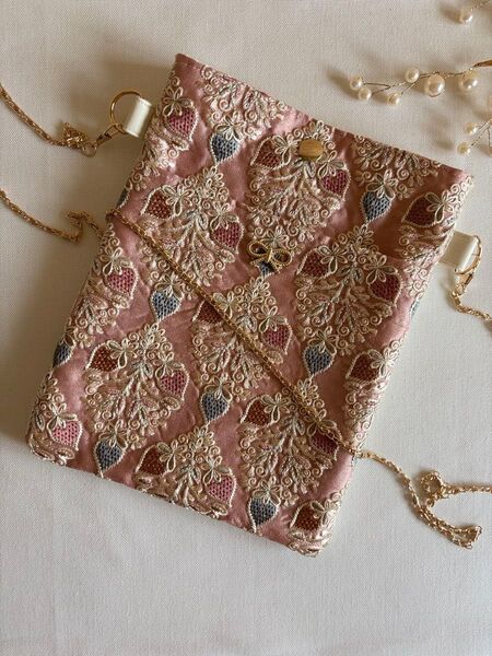 ポシェット*インド刺繍生地ショルダーバッグ*フェイクレザー*いちご柄