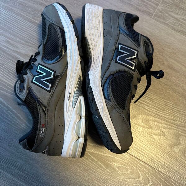 ニューバランス 美品 スニーカー 2002R 送料込み New balance