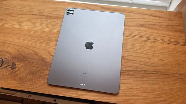iPad Pro第五世代の12.9インチとスマートフォリオ