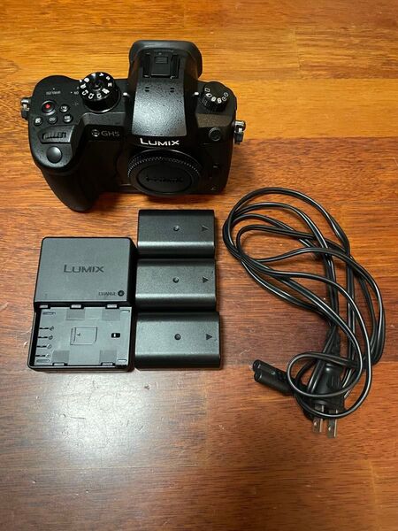 美品 Panasonic Lumix GH5 ブラック バッテリー3つ