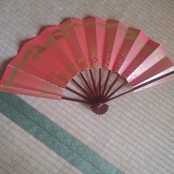 扇子 赤色 金色で桜の模様