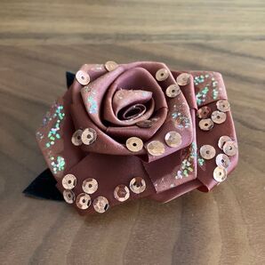 ブラウンの薔薇のコサージュ バラ スパンコール