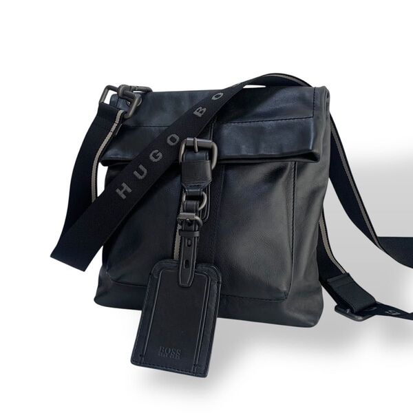 近年モデル 美品 HUGO BOSS ヒューゴボス ショルダーバッグ サコッシュ 斜めがけ レザー メンズ ブラック 黒