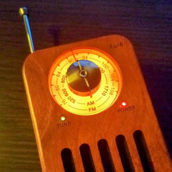 レトロデザイン ラジオ AM / FM 乾電池 イヤホン