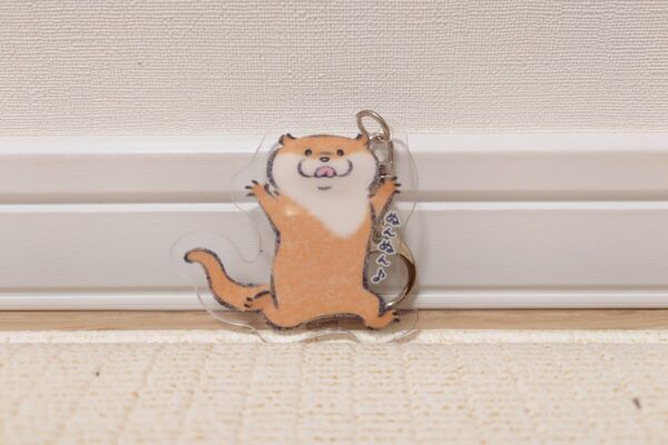 可愛い嘘のカワウソ アクリルキーホルダー ぬんぬん