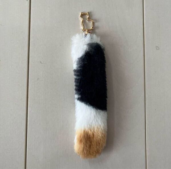 猫のしっぽのキーホルダー Mサイズ 三毛猫 ボア ハンドメイド