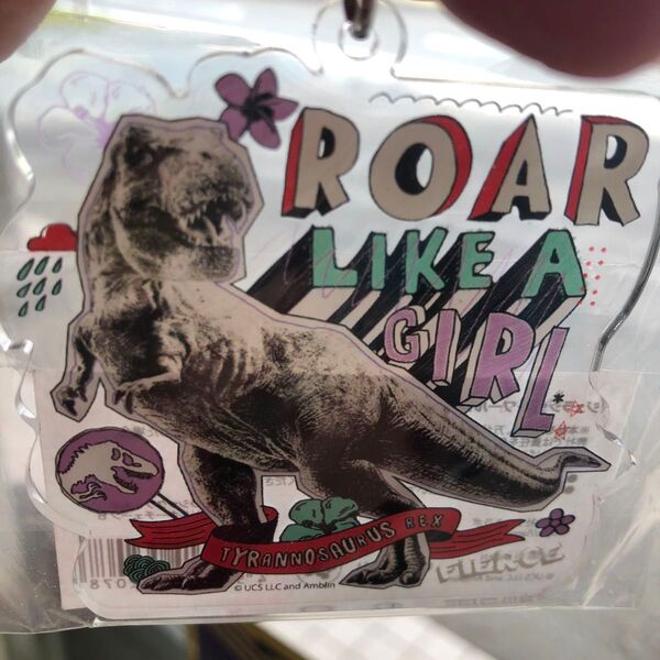 お値下げ新品ジュラシックワールドROAR LIKE A GIRL アクリルキーホルダー 恐竜ティラノサウルスREX