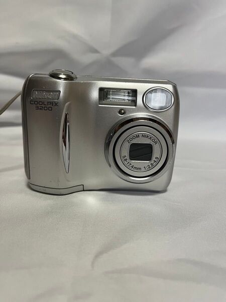 Nikon COOLPIX E3200 (電源は乾電池です)