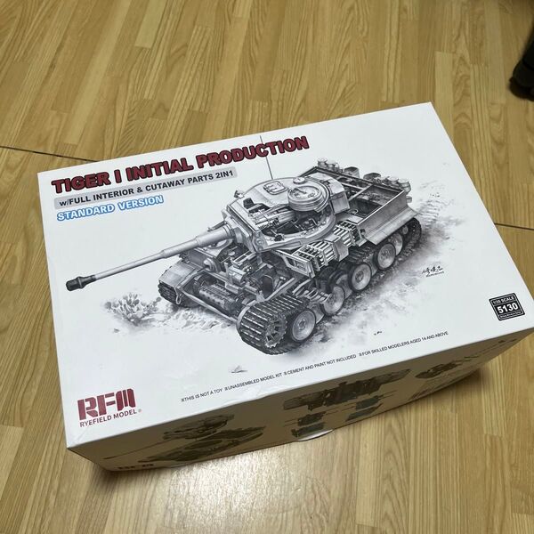 1/35 タイガーI 重戦車 極初期型 1943年前半 w/フルインテリア&カットモデルパーツ 通常版 RFM5130