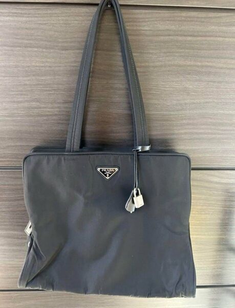 プラダ PRADA ショルダーバッグ ナイロン 南京錠付 三角プレート