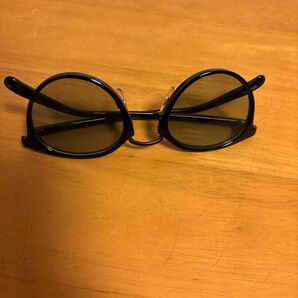 カラーサングラス 黒縁