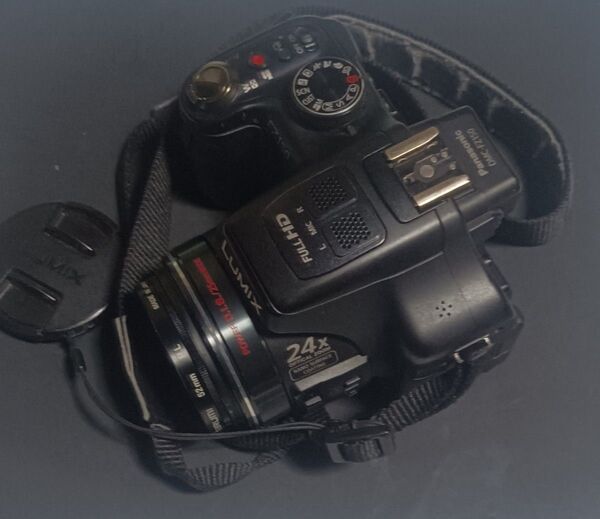 Panasonic デジタルカメラ LUMIX DMC-FZ150 ブラック 充電器 SDカード