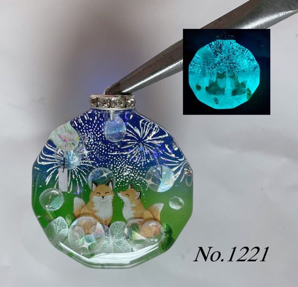 レジン/花火と親子キツネ 白紫陽花 蓄光 オルゴナイトネックレス