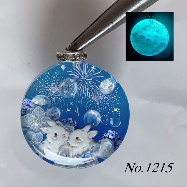レジン/花火とうさぎ 白紫陽花 蓄光 オルゴナイトネックレス