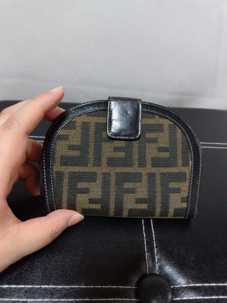 FENDI フェンディ ハーフムーン ズッカ柄 二つ折り財布 ブラウン