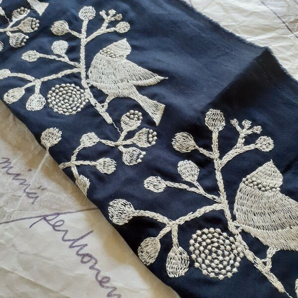 738【ラスト!】【bird garden】 点と線模様製作所 刺繍コットン生地 大きめハギレ ネイビー 画像② 【定価以下!!】