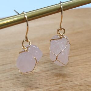 316 ピアス ハンドメイド 紅水晶 ローズクォーツ 原石 パワーストーン 天然石 ピンク色