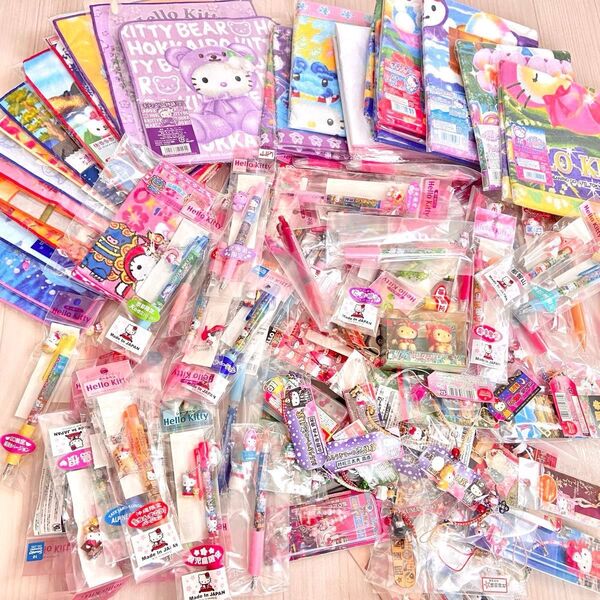 大量!サンリオ ご当地 限定 キティ 根付け まとめ売り チャーム ストラップ タオル 靴下 ボールペン キティベア物語