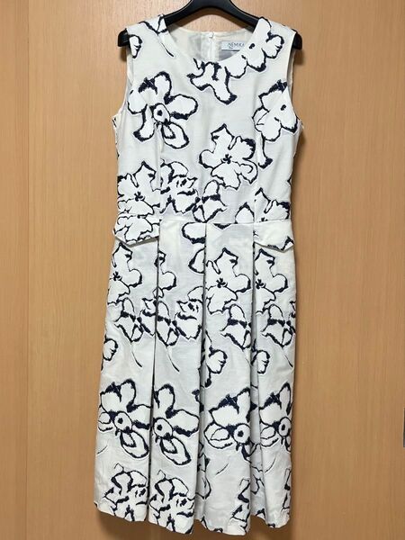 土日限定セール!!NEMIKA レリアン フラワープリント ワンピース 9号 ノースリーブ