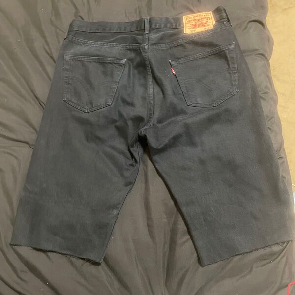 LEVI’S ブラックショーツ