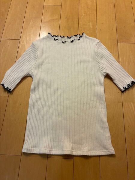couture broochワールドリブニットトップス フリル オフホワイト 五分袖白リブインナー