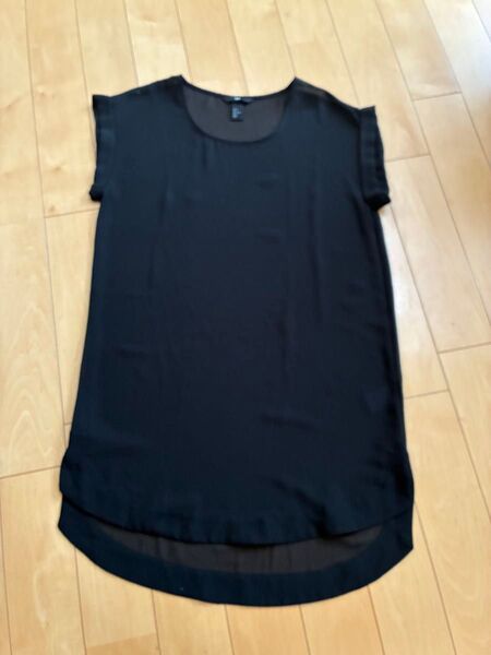 H&M ブラックシェアトップスロングライン丸襟スリット入り