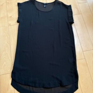 H&M ブラックシェアトップスロングライン丸襟スリット入り