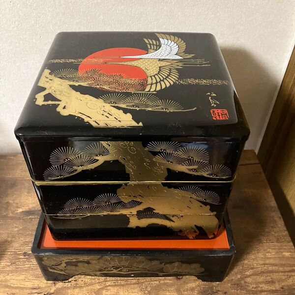 台座付き 取り皿収納型 3段重箱 三段重箱 重箱 三段重縁起物柄 初日の出に松の枝 白金連鶴文様 和食器