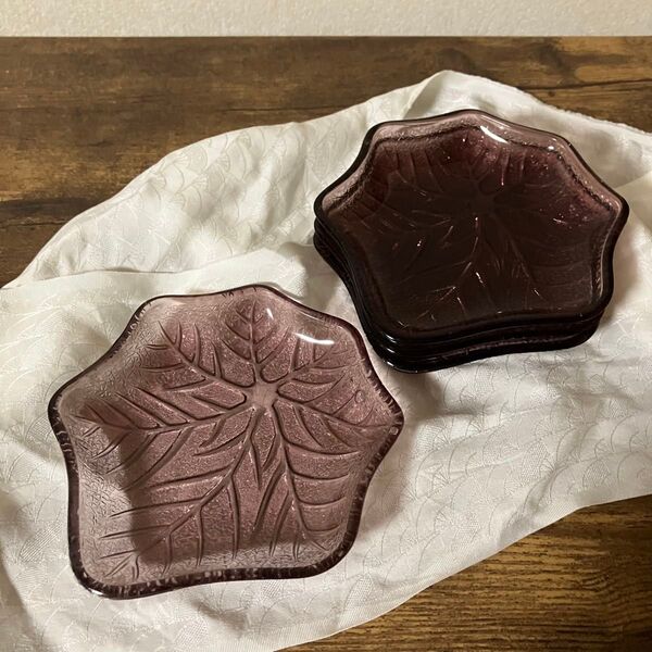 【昭和レトロ/当時物】ガラス製 色ガラス 葉脈柄 葉っぱ型 取皿 小皿 菓子皿 銘々皿 食器 和食器4枚【紫】