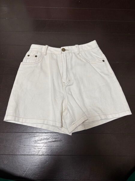 SHEIN (DAZY)白 デニムショートパンツ