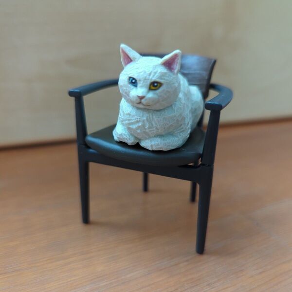 シロ はしもとみお 猫の彫刻 1種