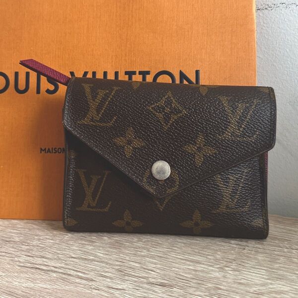 ルイヴィトン VUITTON モノグラム ポルトフォイユ ヴィクトリーヌ 三つ折り財布
