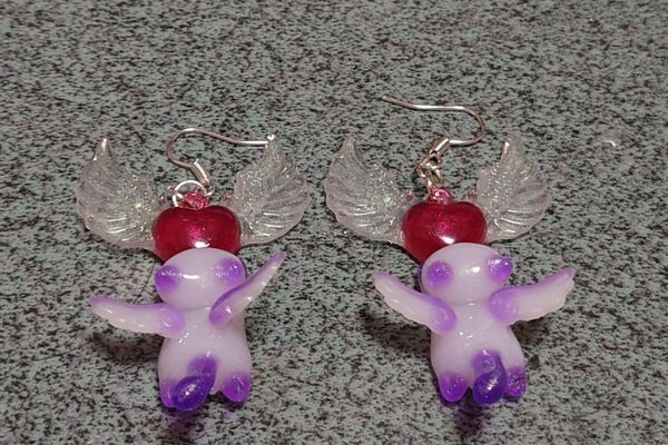 ハンドメイド 天使の羽ピアス猫 にゃんこ レジン