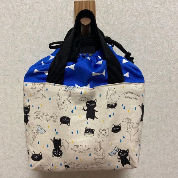 ハンドメイド 保冷保温お弁当袋 巾着袋 ランチバッグ ねこ柄 リボン柄 青色