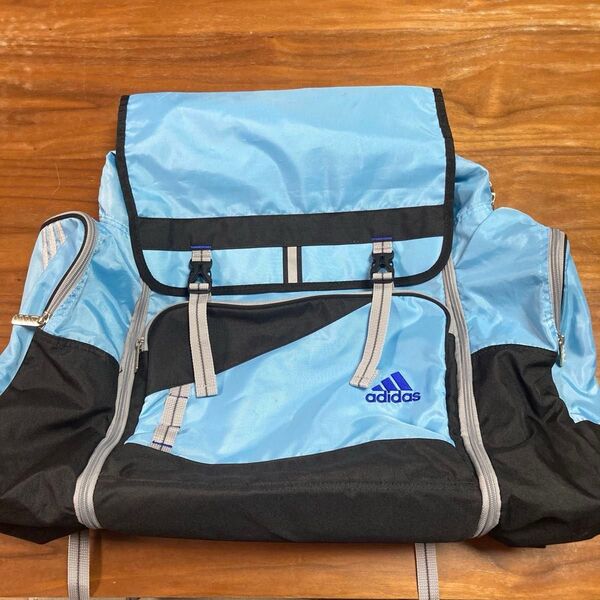 平日発送adidas 大容量リュック 水色黒(林間学校・修学旅行・宿泊)