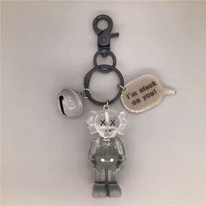 【新品・未使用】 カウズ kaws キーホルダー バッグホルダー 鈴付き 白透明