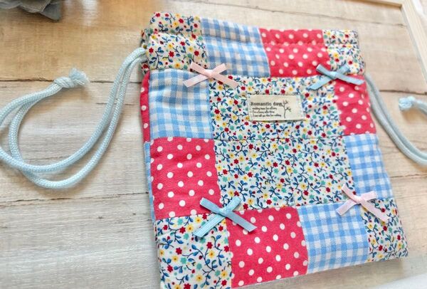 【ハンドメイド】パッチワークのふかふか巾着(キルト綿入) 〜小さなお花集め〜 アウトレット、かわいい、レトロ、手作り