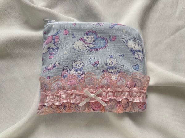 【ハンドメイド】子猫のL字ファスナーポーチ(白) かわいい、レース、リボン、ネコ、上品、水色、ピンク