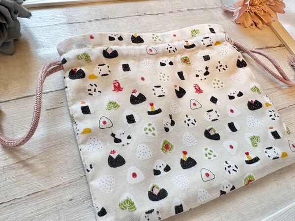 【ハンドメイド】おにぎりシマエナガの最強かわいい巾着(表地 綿100%日本製) 〜シマエちゃん〜 かわいい、ポーチ、白、裏地付き