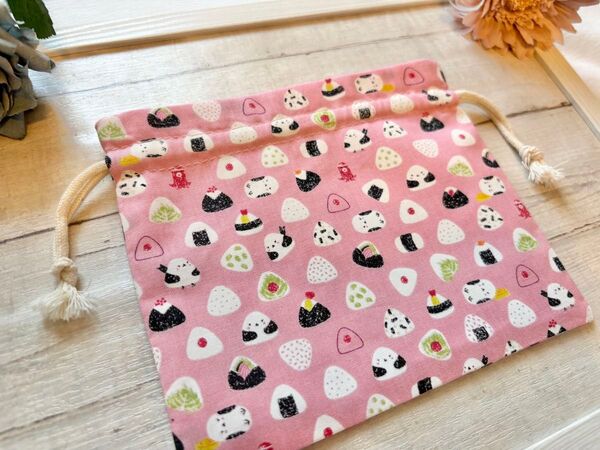 【ハンドメイド】最強可愛すぎ!おにぎりシマエナガ巾着ピンク(表地 綿100%日本製) ピンク、かわいい、鳥、ポーチ