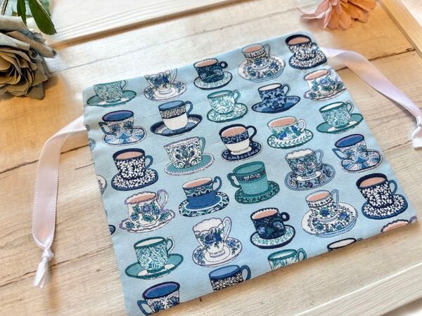 【ハンドメイド】お紅茶の時間〜ブリジット〜巾着 かわいい、ポーチ、ブルー、ティーカップ、水色、大人かわいい、上品、サテン、リボン
