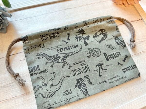 【ハンドメイド】化石と恐竜の巾着(日本製綿100%布地)〜サウルス〜 カーキ、かっこいい、男の子