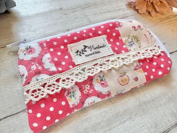 【ハンドメイド】森の女の子のミニポーチ(パッチワーク、キルト綿入)かわいい、レース、綿100%、ファスナー、花柄、小物入れ、手作り