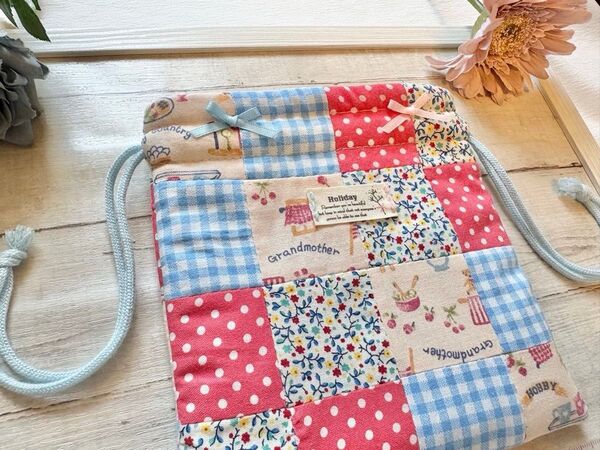 【ハンドメイド】パッチワークのふかふか巾着(カントリー、キルト綿入) アウトレット、かわいい、カントリー、レトロ