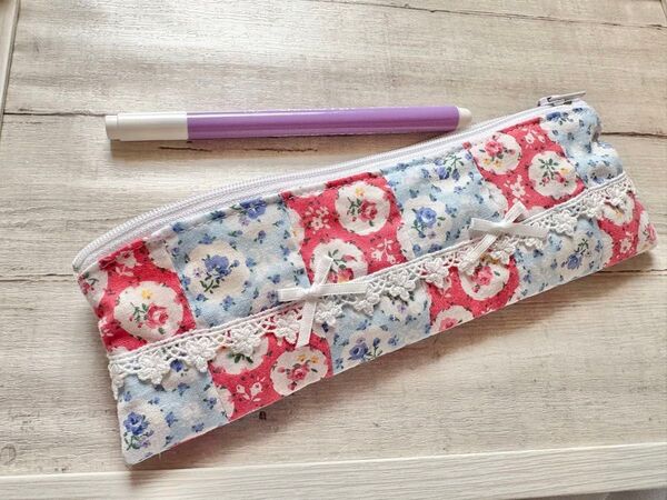 【ハンドメイド】花柄パッチワークのペンケース〜おませさん〜 ファスナー、かわいい、ピンク、水色、レース、リボン、お花