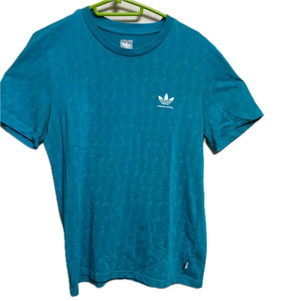 adidas skateboarding Tシャツ エメラルドグリーン 総柄ロゴ