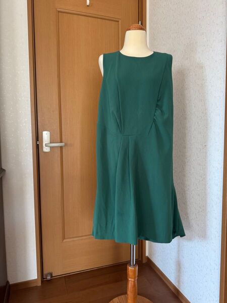 DAMACollection ノースリーブワンピース 両裾プリーツがあるオシャレ変形ワンピースです。深いグリーン