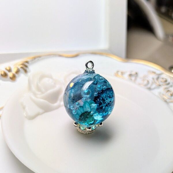 レジンペンダント 青色 球体 チャーム ハンドメイド